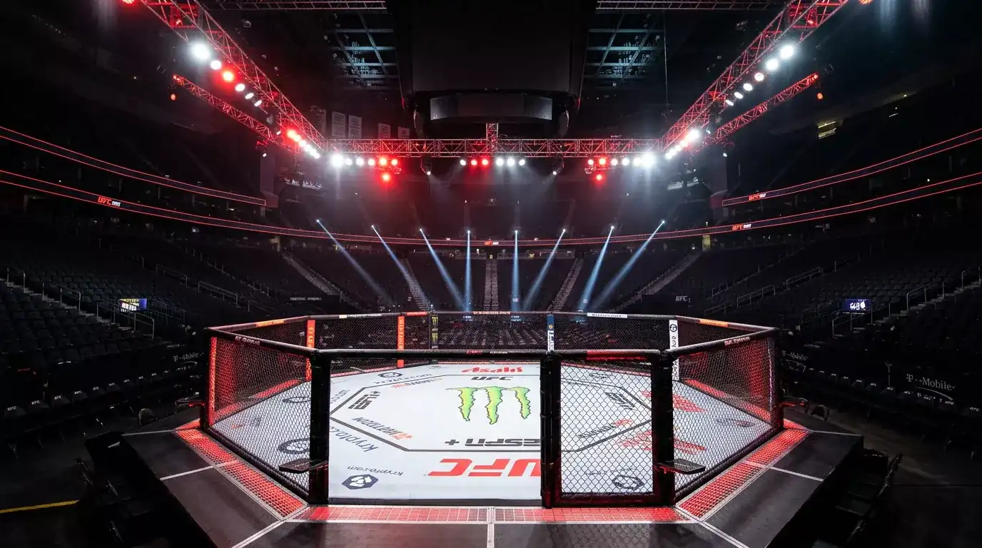 Vista del octágono UFC iluminado durante un evento de MMA